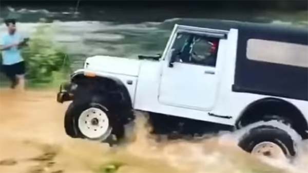 കുത്തൊഴുക്കുള്ള പുഴയ്ക്ക് മുന്നിലും മുട്ടുമടക്കാതെ മഹീന്ദ്ര ഥാർ — വീഡിയോ