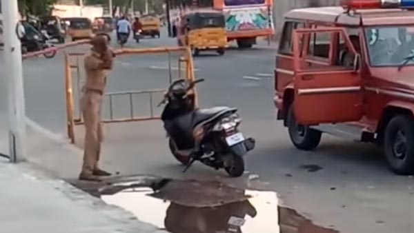 റോഡരികില് നിര്ത്തിയിട്ട സ്കൂട്ടര് തല്ലി തകര്ത്ത് പൊലീസ് — വീഡിയോ