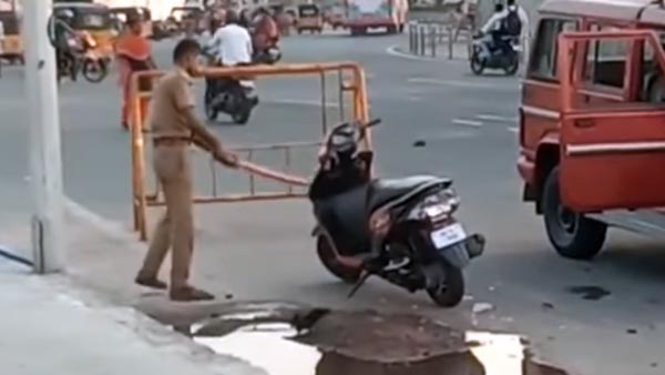 റോഡരികില് നിര്ത്തിയിട്ട സ്കൂട്ടര് തല്ലി തകര്ത്ത് പൊലീസ് — വീഡിയോ