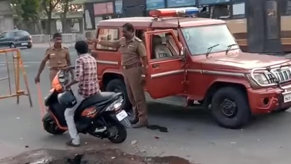റോഡരികില് നിര്ത്തിയിട്ട സ്കൂട്ടര് തല്ലി തകര്ത്ത് പൊലീസ് — വീഡിയോ