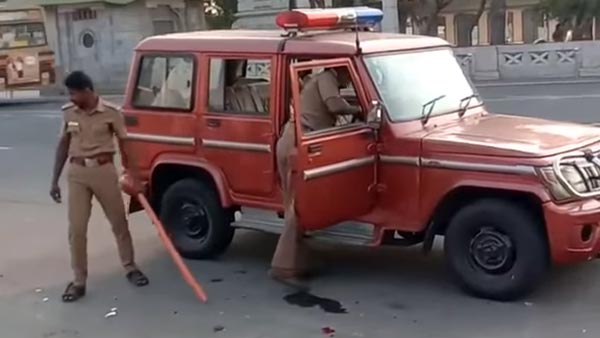 റോഡരികില് നിര്ത്തിയിട്ട സ്കൂട്ടര് തല്ലി തകര്ത്ത് പൊലീസ് — വീഡിയോ