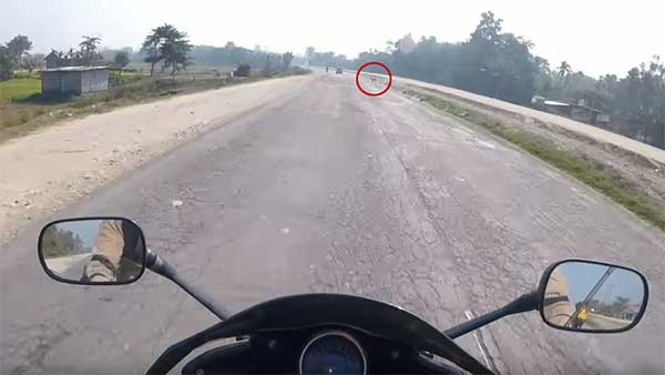 130 കിലോമീറ്റര് വേഗത്തില് ബ്രേക്ക് പിടിക്കുമ്പോള്, തലനാരിഴയ്ക്ക് രക്ഷപ്പെട്ട് ബൈക്ക് യാത്രികന്