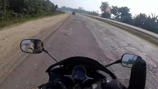 130 കിലോമീറ്റര് വേഗത്തില് ബ്രേക്ക് പിടിക്കുമ്പോള്, തലനാരിഴയ്ക്ക് രക്ഷപ്പെട്ട് ബൈക്ക് യാത്രികന്