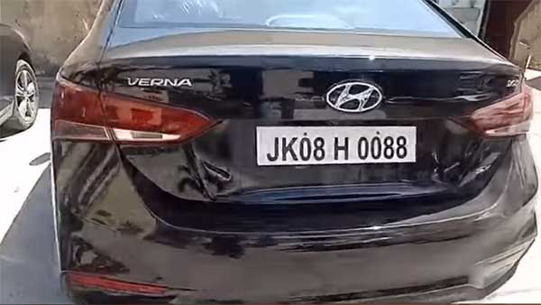 ഒരേ നമ്പര് പ്ലേറ്റില് രണ്ട് വെര്ന സെഡാനുകള്, കസ്റ്റഡിയിലെടുത്ത് പൊലീസ് — വീഡിയോ