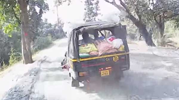 യാത്രയ്ക്കിടെ തീപിടിച്ച് ഓട്ടോറിക്ഷ, രക്ഷകരായി ബൈക്ക് റൈഡര്മാര് — വീഡിയോ