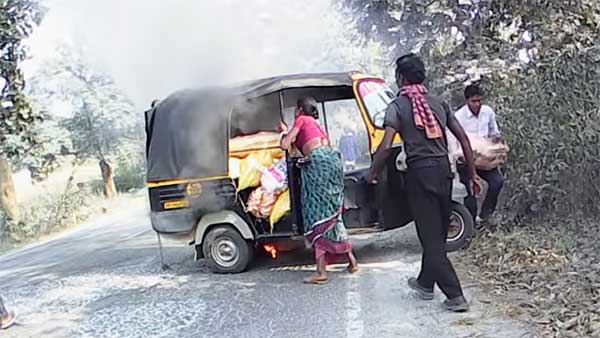 യാത്രയ്ക്കിടെ തീപിടിച്ച് ഓട്ടോറിക്ഷ, രക്ഷകരായി ബൈക്ക് റൈഡര്മാര് — വീഡിയോ