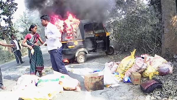 യാത്രയ്ക്കിടെ തീപിടിച്ച് ഓട്ടോറിക്ഷ, രക്ഷകരായി ബൈക്ക് റൈഡര്മാര് — വീഡിയോ