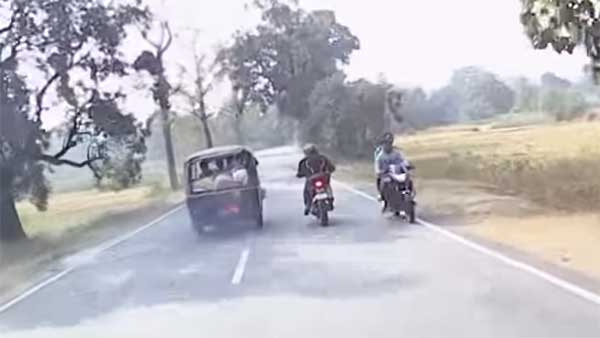 യാത്രയ്ക്കിടെ തീപിടിച്ച് ഓട്ടോറിക്ഷ, രക്ഷകരായി ബൈക്ക് റൈഡര്മാര് — വീഡിയോ