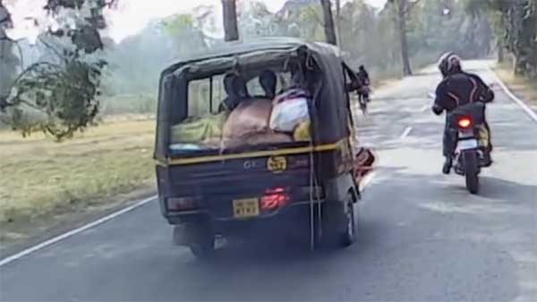 യാത്രയ്ക്കിടെ തീപിടിച്ച് ഓട്ടോറിക്ഷ, രക്ഷകരായി ബൈക്ക് റൈഡര്മാര് — വീഡിയോ