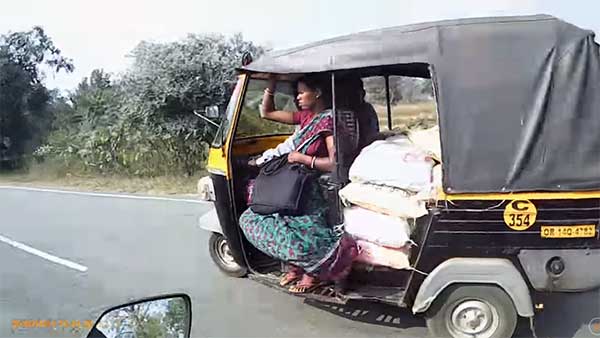 യാത്രയ്ക്കിടെ തീപിടിച്ച് ഓട്ടോറിക്ഷ, രക്ഷകരായി ബൈക്ക് റൈഡര്മാര് — വീഡിയോ