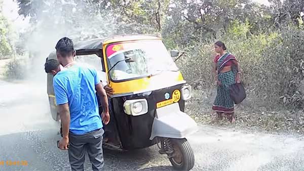 യാത്രയ്ക്കിടെ തീപിടിച്ച് ഓട്ടോറിക്ഷ, രക്ഷകരായി ബൈക്ക് റൈഡര്മാര് — വീഡിയോ