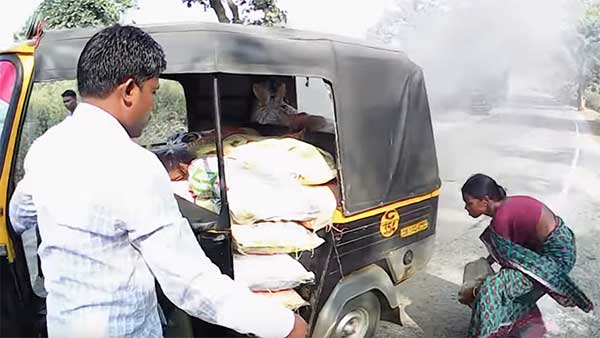 യാത്രയ്ക്കിടെ തീപിടിച്ച് ഓട്ടോറിക്ഷ, രക്ഷകരായി ബൈക്ക് റൈഡര്മാര് — വീഡിയോ