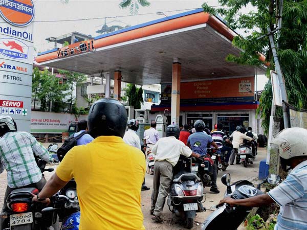 ഹെല്മറ്റ് ഇല്ലേ? എന്നാല് ഇനി പെട്രോളും ഇല്ല