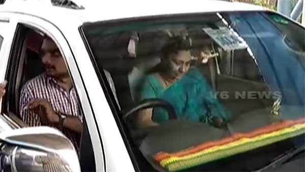 ടോൾ കൊടുക്കില്ലെന്ന് വാശി പിടിച്ച് മന്ത്രിയുടെ ഭാര്യ, കടത്തി വിടില്ലെന്ന് ജീവനക്കാരും — വീഡിയോ