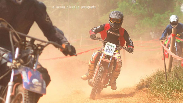 കാക്കിക്കുള്ളിലെ ബൈക്ക് റേസർ