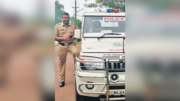 കാക്കിക്കുള്ളിലെ ബൈക്ക് റേസർ