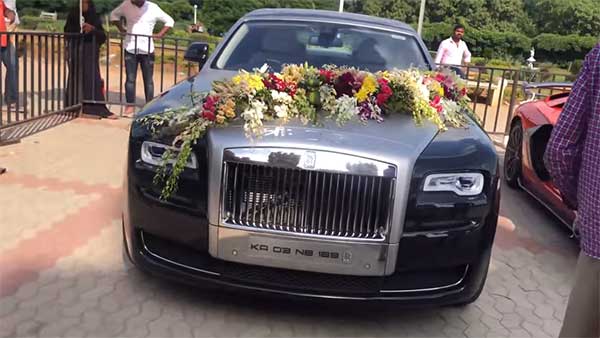 ആഢംബര കാറുകള് നിറഞ്ഞൊരു കല്ല്യാണം, നിരയില് ലംബോര്ഗിനി അവന്റഡോര് SVJ -യും