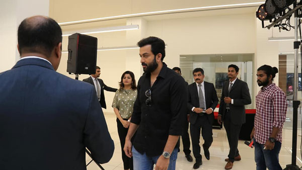 മൂന്നു കോടിയുടെ റേഞ്ച് റോവര് സ്വന്തമാക്കി പൃഥ്വിരാജ്