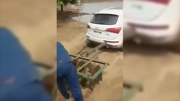 ഔഡി Q5 ട്രാക്ടറായി മാറിയപ്പോള്: വീഡിയോ