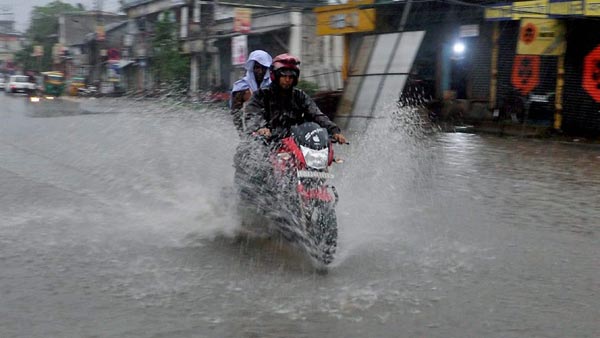 സംസ്ഥാനത്ത് ബൈക്കുകളില് പിന് യാത്രക്കാര്ക്കും ഇനി ഹെല്മറ്റ് നിര്ബന്ധം