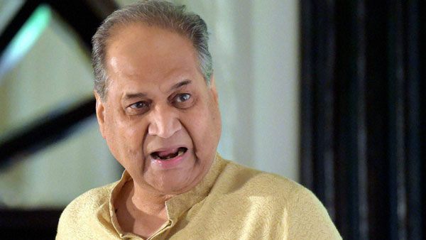 വാഹന വിപണി കടുത്ത് പ്രതിസന്ധിയില്; കേന്ദ്രത്തിനെതിരെ വിമര്ശനവുമായി രാഹുല് ബജാജ്