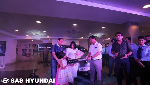 വൈറല് വീഡിയോ; ഹ്യുണ്ടായി കോന ഡെലിവറിക്ക് ഡാന്സ് ചെയ്ത് ജീവനക്കാര്