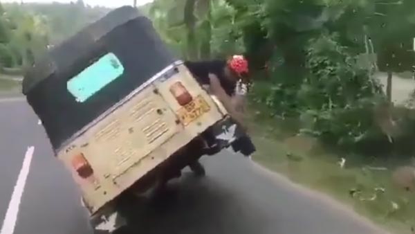 ഓട്ടോറിക്ഷയില് യുവാക്കളുടെ സാഹസിക പ്രകടനം; വീഡിയോ വൈറല്