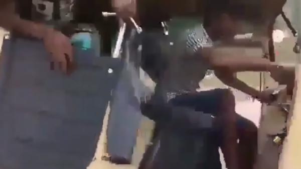 ഓട്ടോറിക്ഷയില് യുവാക്കളുടെ സാഹസിക പ്രകടനം; വീഡിയോ വൈറല്