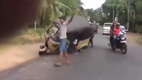 ഓട്ടോറിക്ഷയില് യുവാക്കളുടെ സാഹസിക പ്രകടനം; വീഡിയോ വൈറല്