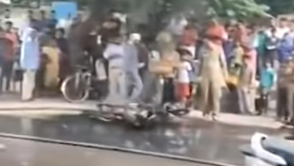 25,000 രൂപ പിഴ, ക്ഷുഭിതനായ യുവാവ് ബൈക്കിന് തീ കൊളുത്തി