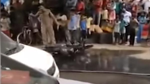 25,000 രൂപ പിഴ, ക്ഷുഭിതനായ യുവാവ് ബൈക്കിന് തീ കൊളുത്തി