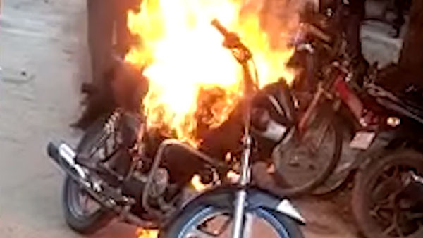 25,000 രൂപ പിഴ, ക്ഷുഭിതനായ യുവാവ് ബൈക്കിന് തീ കൊളുത്തി