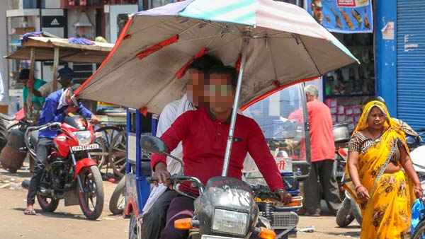 ട്രിപ്പിൾ റൈഡിംഗിന് ഓസ്ട്രേലിയയിൽ 66,000 രൂപ പിഴയടച്ച് ഇന്ത്യൻ റൈഡർ