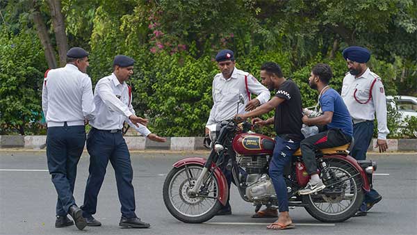 ബൈക്ക് ഓടിക്കുമ്പോള് ഷൂസ് ശീലമാക്കിക്കോളൂ, ഇല്ലെങ്കില് അതിനും കിട്ടാം പിഴ