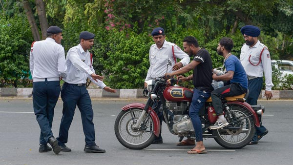 പുതിയ നിയമത്തില് പിടിവിണ് പൊലീസ് ഉദ്യോഗസ്ഥന്
