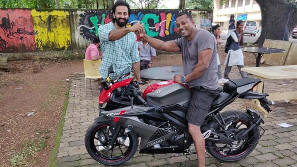 ജിം മാസ്റ്റര്ക്ക് ഓണസമ്മാനമായി യമഹ R15 V3 നല്കി ഉണ്ണിമുകുന്ദന്; വീഡിയോ