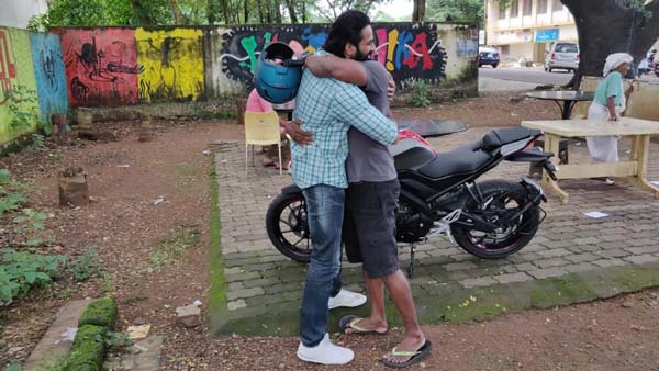 ജിം മാസ്റ്റര്ക്ക് ഓണസമ്മാനമായി യമഹ R15 V3 നല്കി ഉണ്ണിമുകുന്ദന്; വീഡിയോ