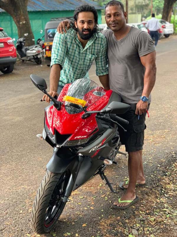 ജിം മാസ്റ്റര്ക്ക് ഓണസമ്മാനമായി യമഹ R15 V3 നല്കി ഉണ്ണിമുകുന്ദന്; വീഡിയോ