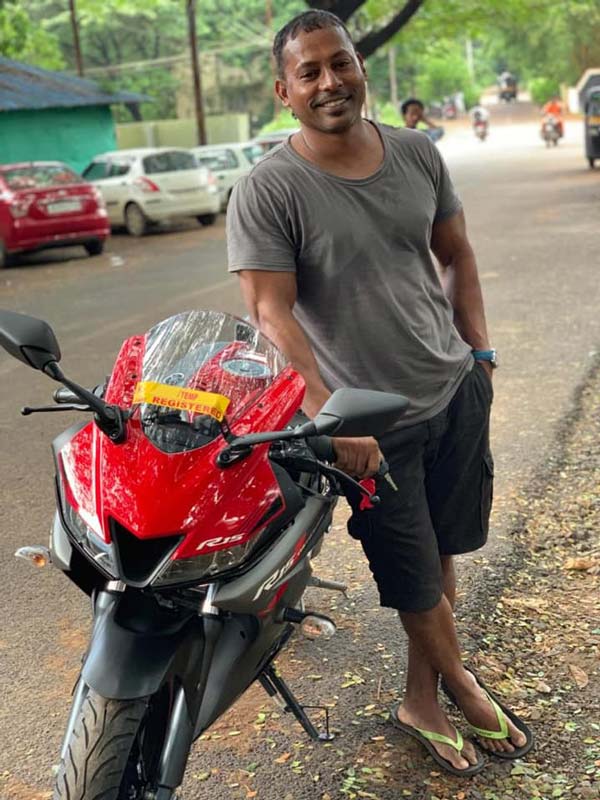 ജിം മാസ്റ്റര്ക്ക് ഓണസമ്മാനമായി യമഹ R15 V3 നല്കി ഉണ്ണിമുകുന്ദന്; വീഡിയോ