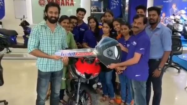 ജിം മാസ്റ്റര്ക്ക് ഓണസമ്മാനമായി യമഹ R15 V3 നല്കി ഉണ്ണിമുകുന്ദന്; വീഡിയോ