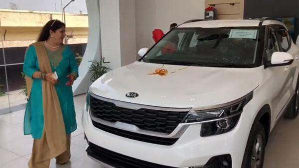 സ്നേഹ നിധിയായ ഭാര്യയ്ക്ക് ഭർത്താവ് വിവാഹ വാർഷിക സമ്മാനമായി നൽകിയത് കിയ സെൽറ്റോസ്
