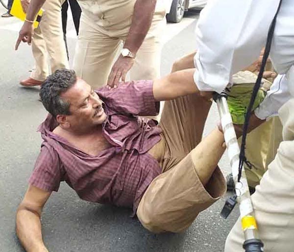 മകന് ലഭിച്ച പിഴയ്ക്കെതിരെ റോഡിൽ കിടന്ന് അച്ഛന്റെ പ്രതിഷേധം; വീഡിയോ വൈറൽ