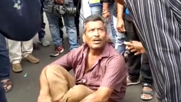 മകന് ലഭിച്ച പിഴയ്ക്കെതിരെ റോഡിൽ കിടന്ന് അച്ഛന്റെ പ്രതിഷേധം; വീഡിയോ വൈറൽ