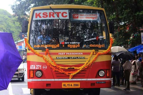 വളയിട്ട കൈകളില് വളയം ഭദ്രം; കെഎസ്ആര്ടിസി വനിതാ ഡൈവറിന് സോഷ്യല് മീഡിയയില് കൈയടി