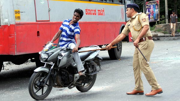 ലാത്തി കളി റോഡിൽ വേണ്ടെന്ന് പൊലീസിനോട് കോടതി
