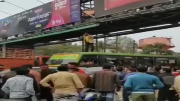 അലക്ഷ്യമായ ഡ്രൈവിംഗ്; ബസ് ഡ്രൈവർമാർക്ക് വ്യത്യസ്തമായ ശിക്ഷ നടപ്പാക്കി ജനങ്ങൾ