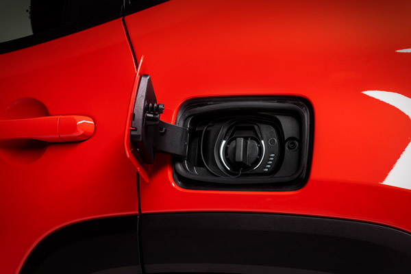ജീപ്പ് റെനെഗേഡ് PHEV അവതരിപ്പിച്ചു, ബുക്കിംഗ് ജനുവരിയിൽ ആരംഭിക്കും