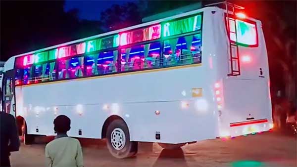 വീണ്ടും കൈവിട്ട കളിയുമായി ടൂറിസ്റ്റ് ബസ് ഡ്രൈവർമാർ