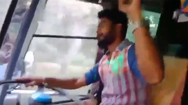വീണ്ടും കൈവിട്ട കളിയുമായി ടൂറിസ്റ്റ് ബസ് ഡ്രൈവർമാർ