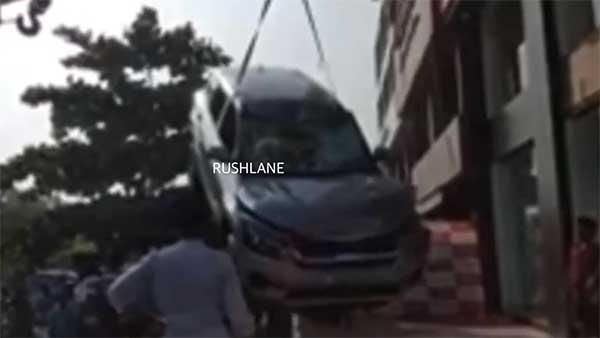 ഷോറൂമിന്റെ ഒന്നാം നിലയിൽ നിന്നും നിലം പതിച്ച് കിയ സെൽറ്റോസ്; വീഡിയോ